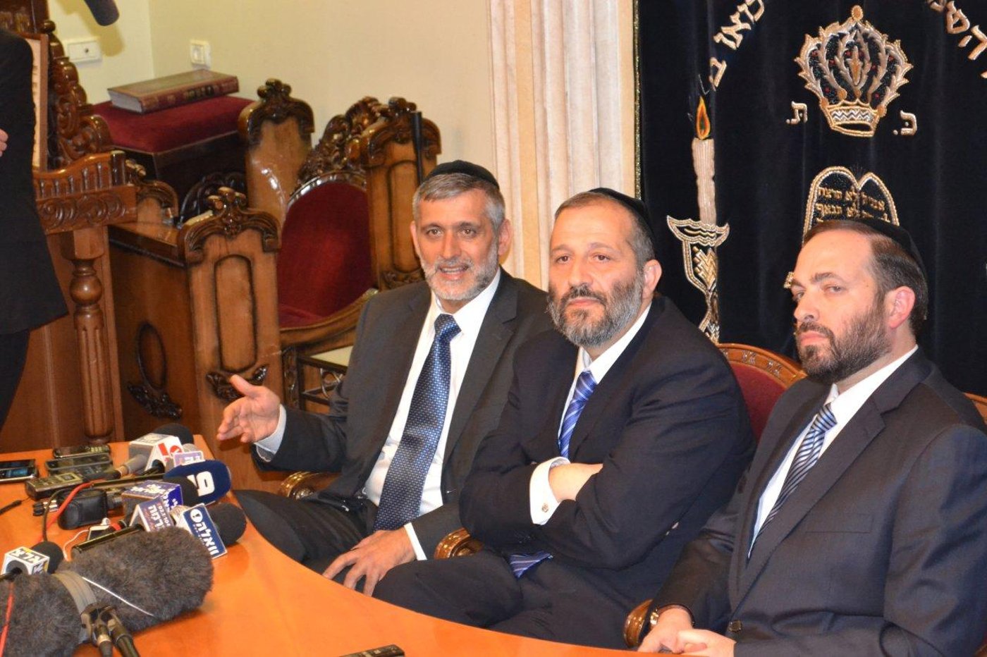 מאחורי הקלעים: חגיגת תקשורת בבית הרב עובדיה יוסף