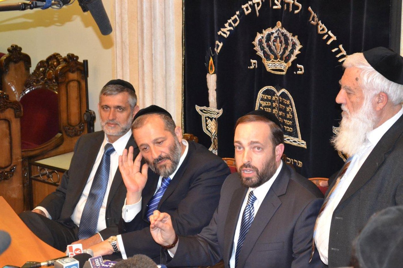 מאחורי הקלעים: חגיגת תקשורת בבית הרב עובדיה יוסף