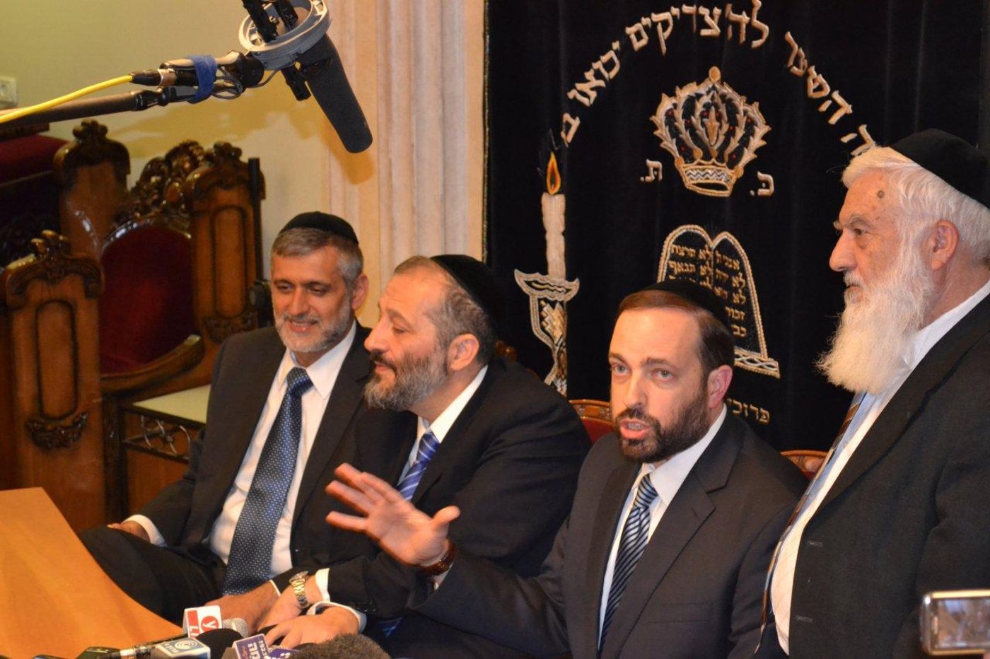 מאחורי הקלעים: חגיגת תקשורת בבית הרב עובדיה יוסף