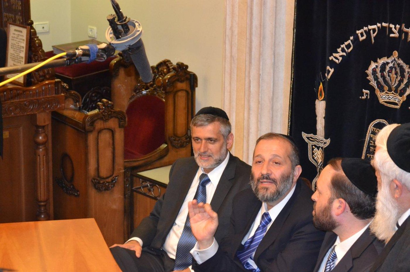 מאחורי הקלעים: חגיגת תקשורת בבית הרב עובדיה יוסף