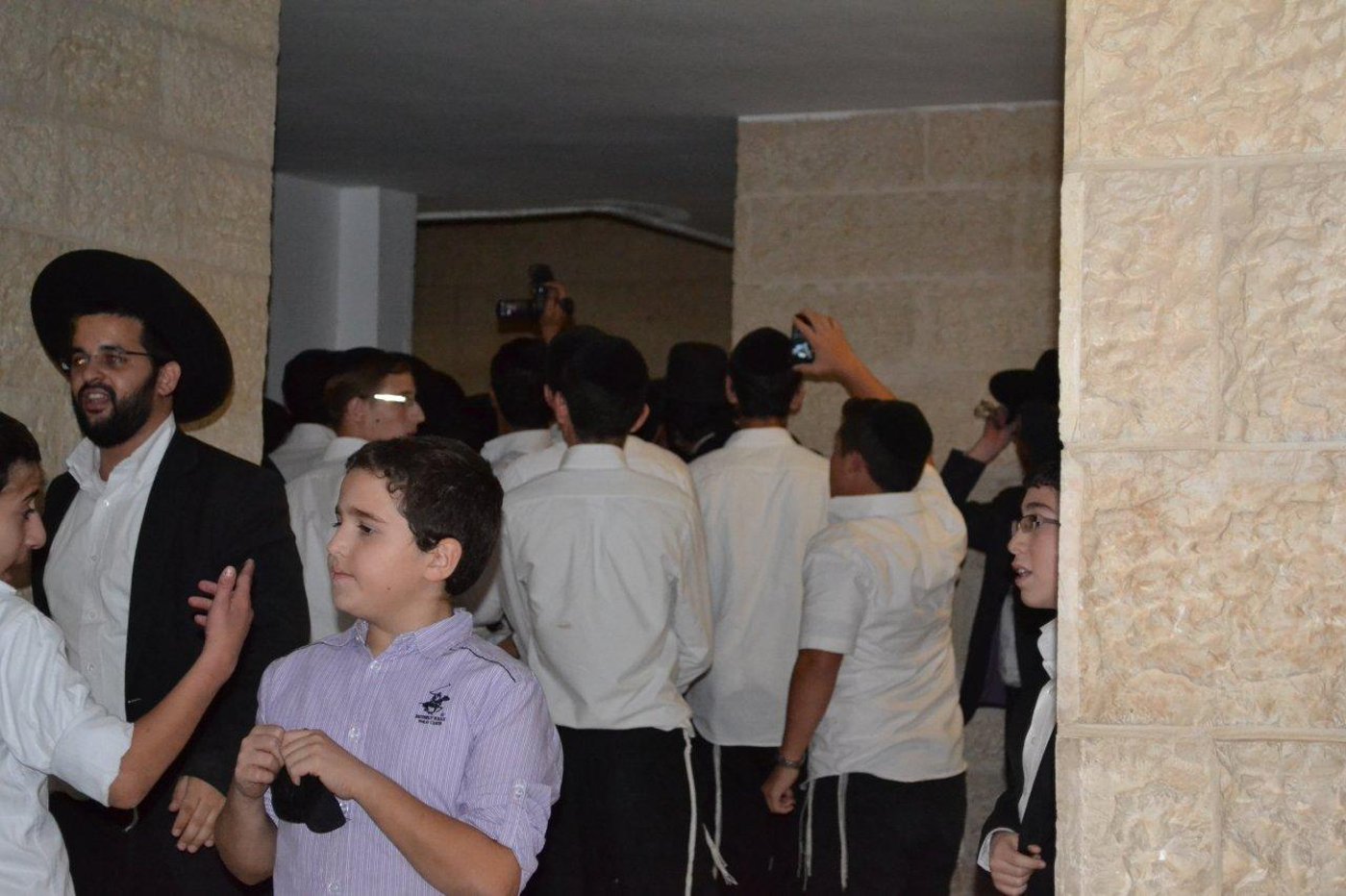 מאחורי הקלעים: חגיגת תקשורת בבית הרב עובדיה יוסף