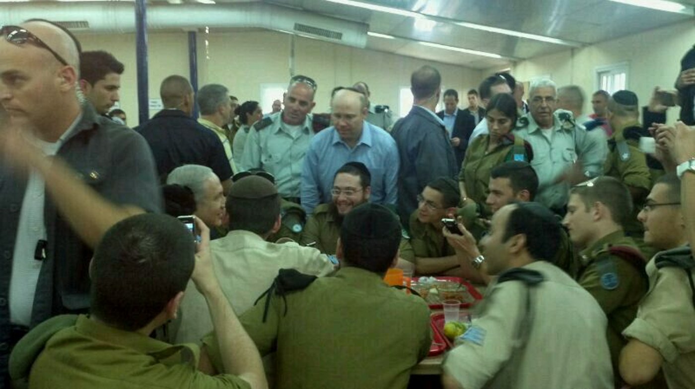 צפו: נתניהו פגש את חיילי מדור שילוב חרדים בחדר האוכל