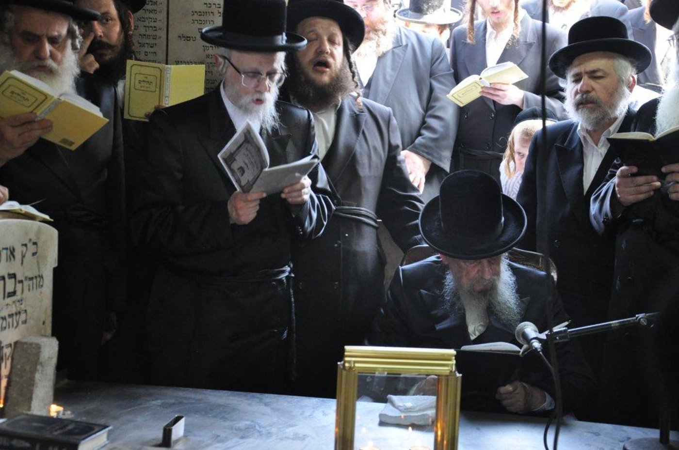 גלריה: ‏‏האדמו"ר מסערט ויזניץ עלה לקבר אביו