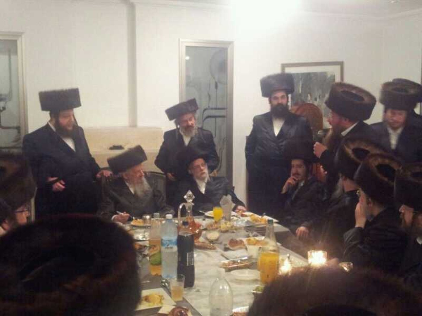 האדמו"ר ובנו בסעודת מלווה מלכה.