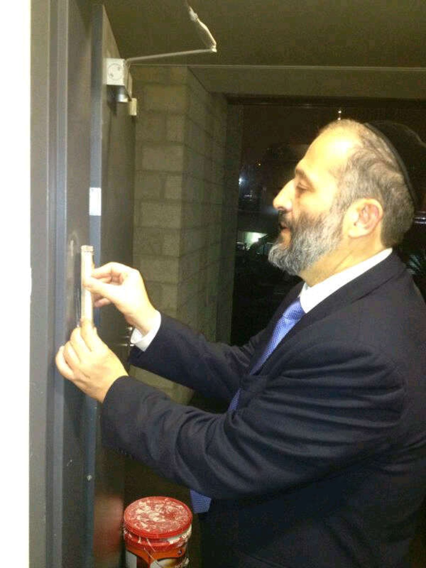 דרעי בקביעת מזוזה במשרדי ש"ס