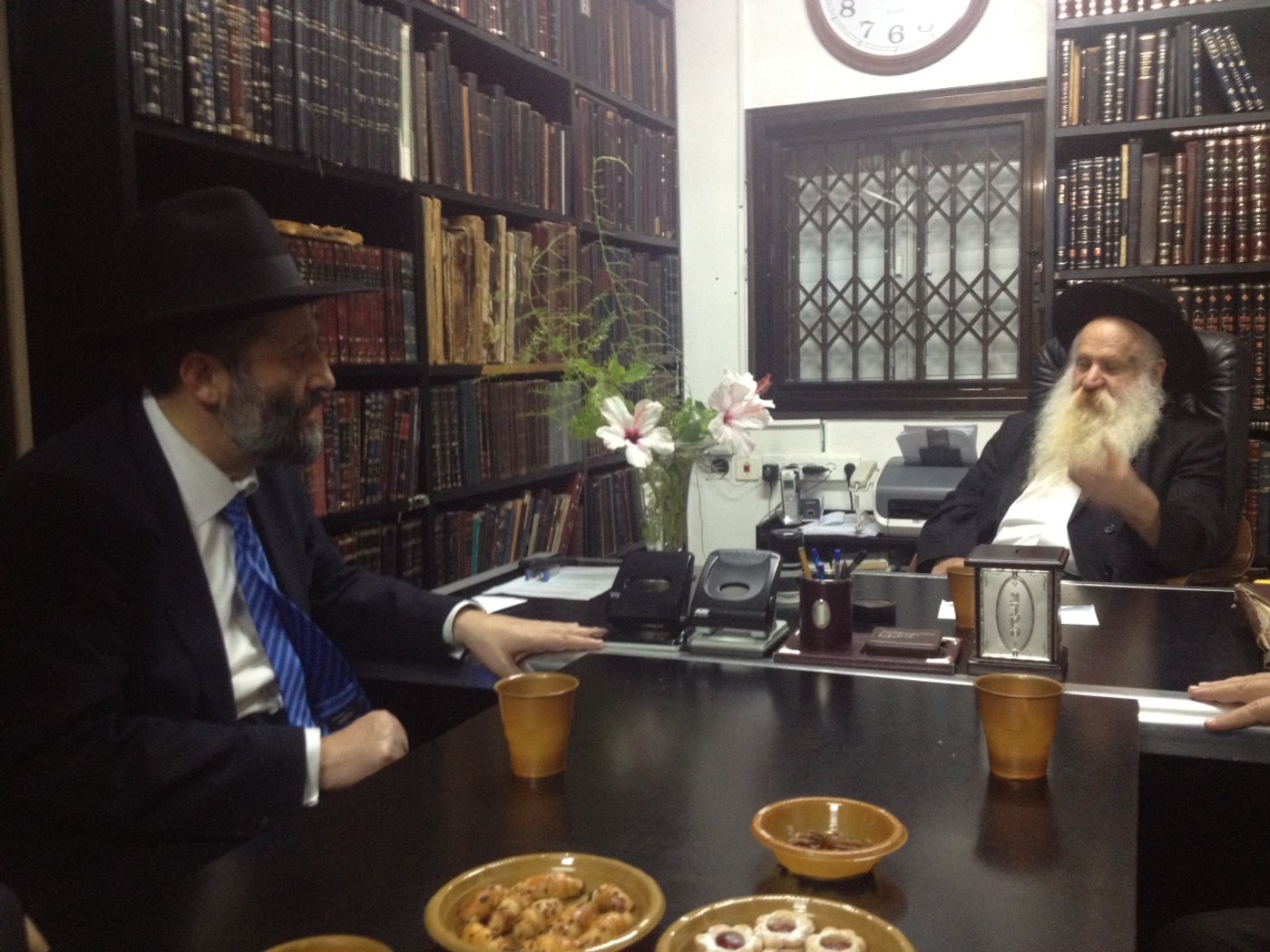לקראת פיוס: אריה דרעי נפגש עם רבני כפר חב"ד