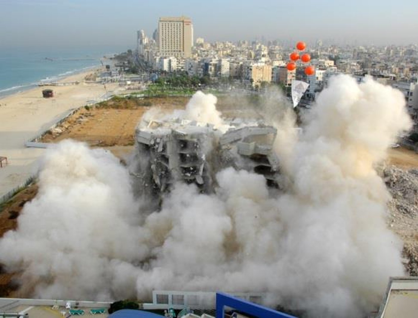 צפו: 25 ק"ג חומר נפץ הפילו בתוך שניות את המלון
