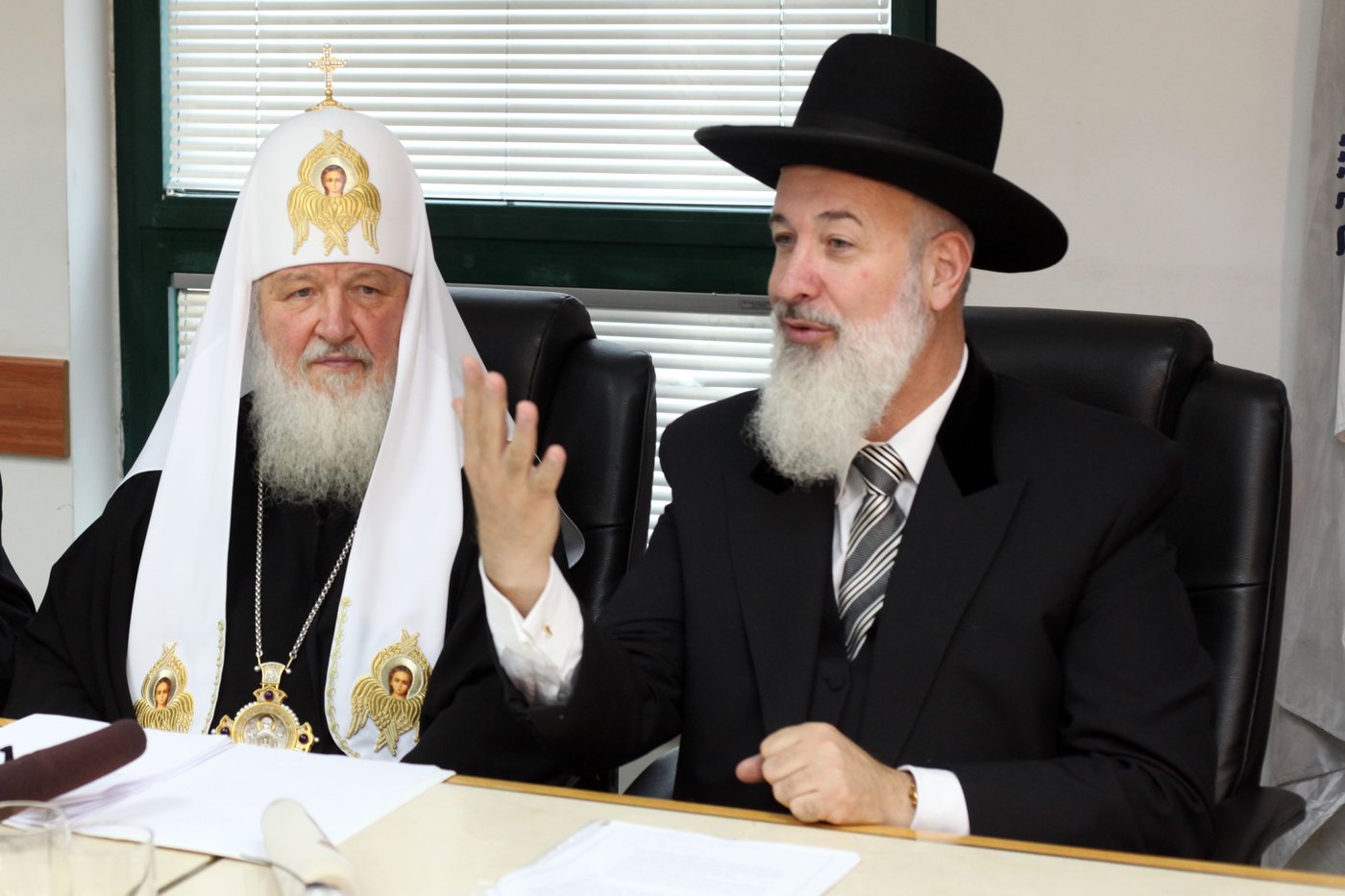 צפו: הרב מצגר נפגש עם הפטריארך של מוסקבה