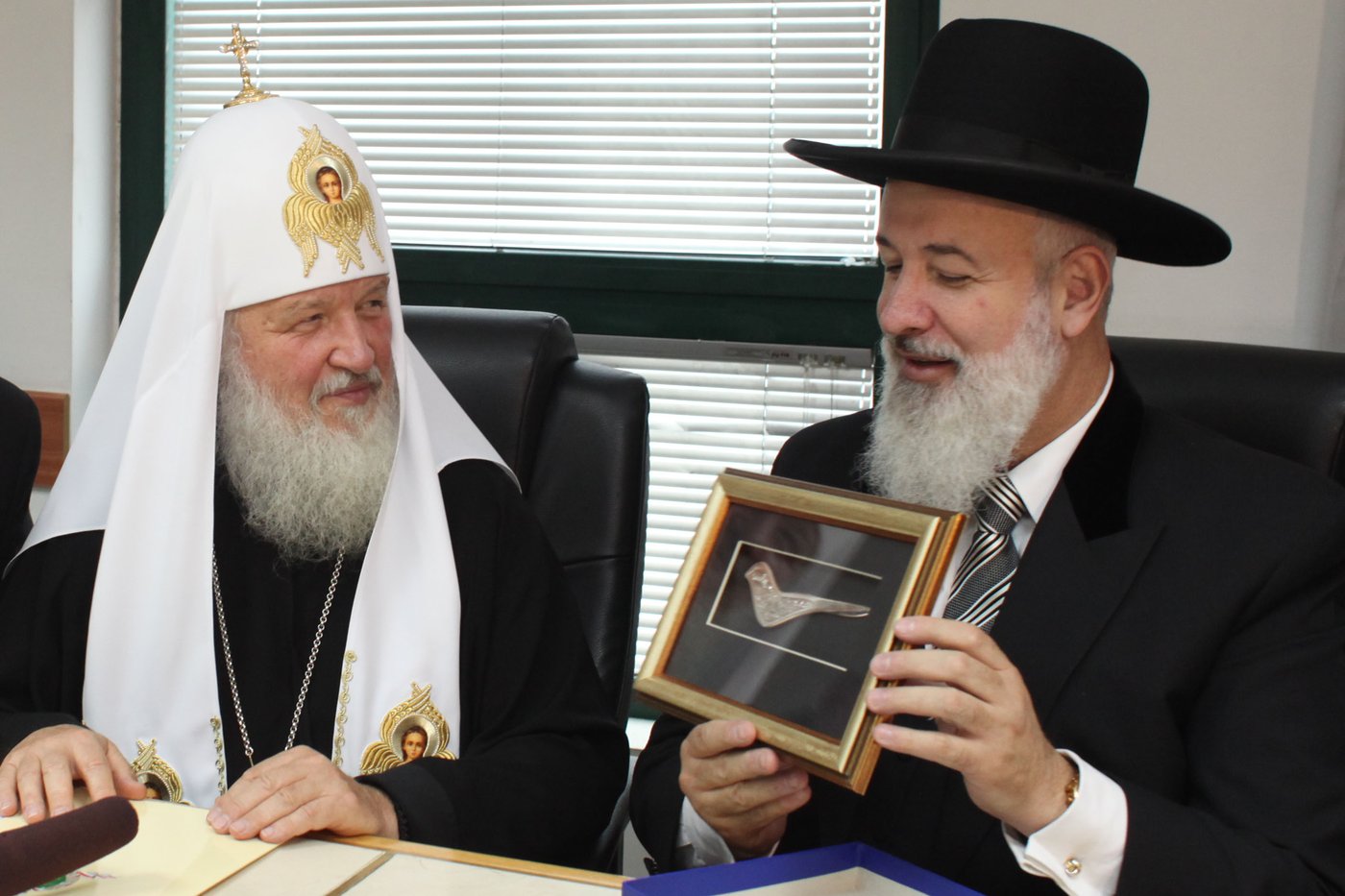 צפו: הרב מצגר נפגש עם הפטריארך של מוסקבה
