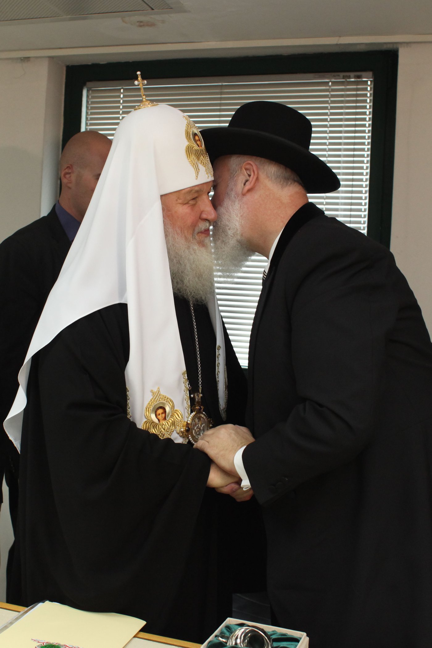 צפו: הרב מצגר נפגש עם הפטריארך של מוסקבה