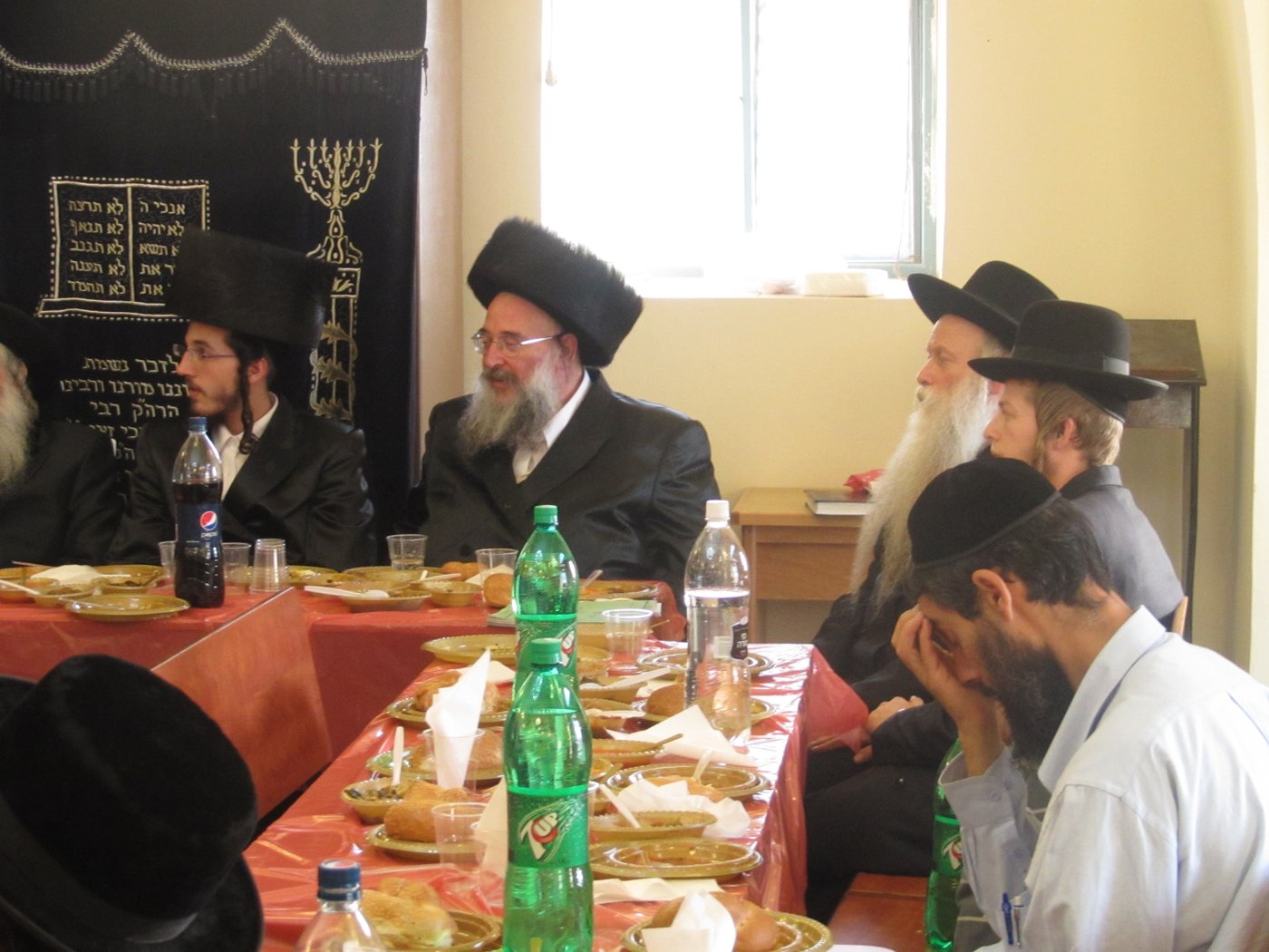 תיעוד מרגש: משפחת שטיצר ערכה שבע ברכות למשפחת לייכטר