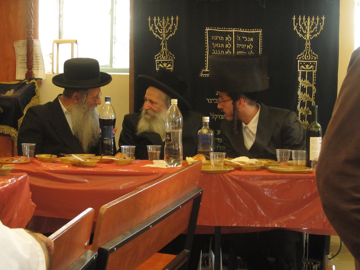 תיעוד מרגש: משפחת שטיצר ערכה שבע ברכות למשפחת לייכטר