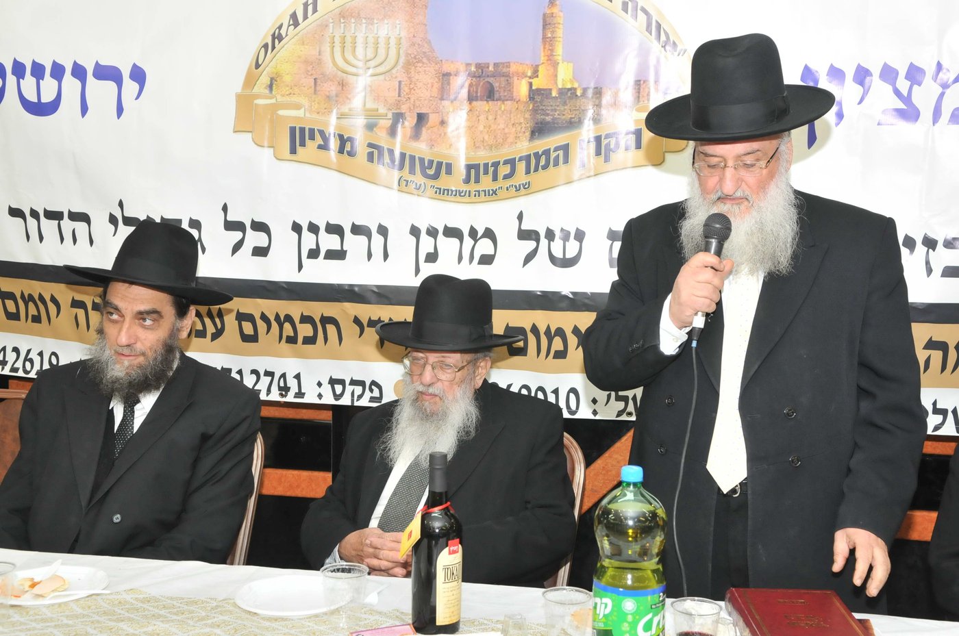 הרב יהושע אלחרר נואם באירוע