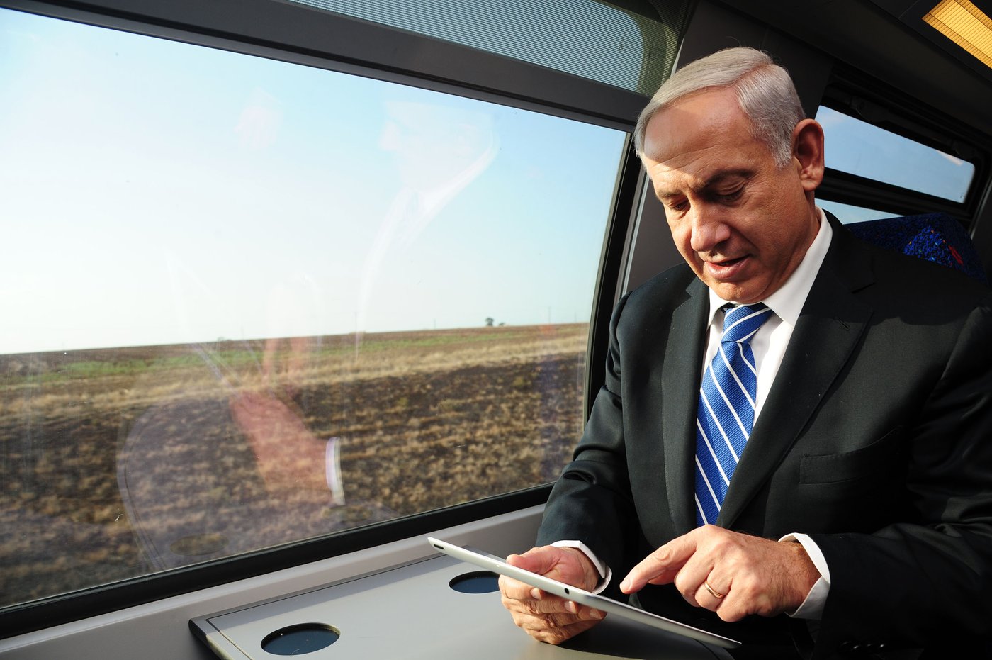 תפס טרמפ: נתניהו בא לדרום ברכבת