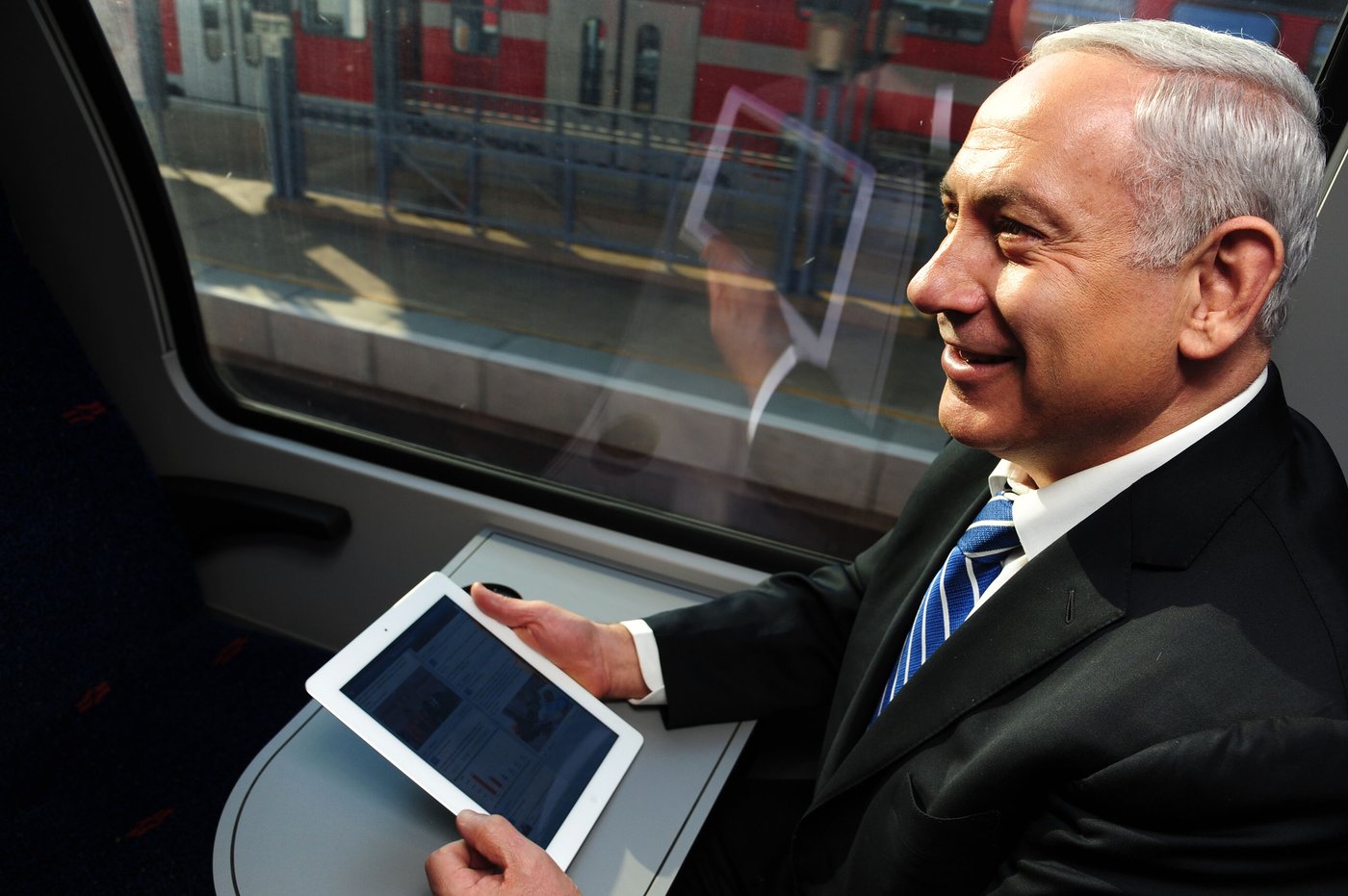 תפס טרמפ: נתניהו בא לדרום ברכבת