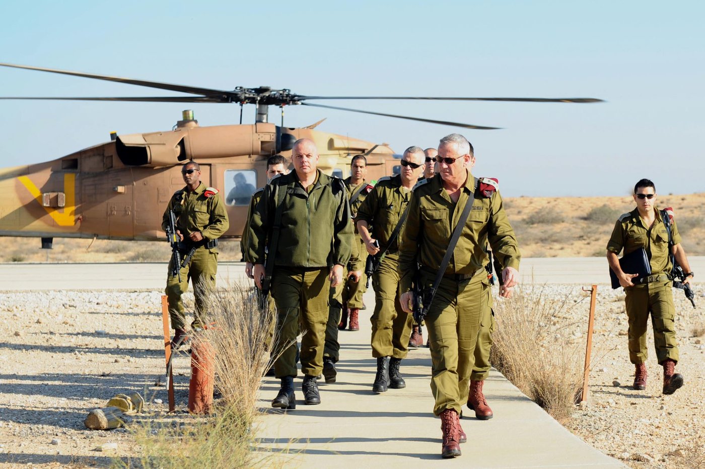 הרמטכ"ל בני גנץ יורד מהמסוק הצבאי