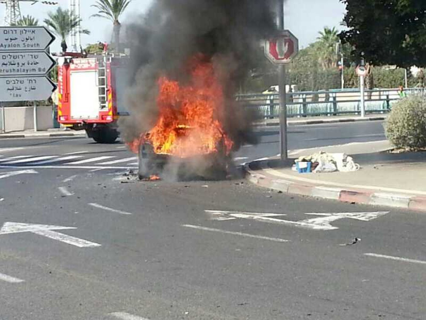 צפו: רקטה פוגעת בלב העיר חולון