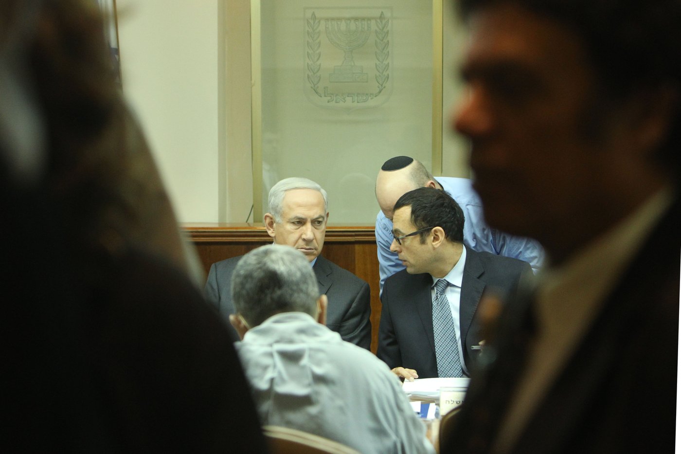 ראש השב"כ מסתודד עם נתניהו והאוזר