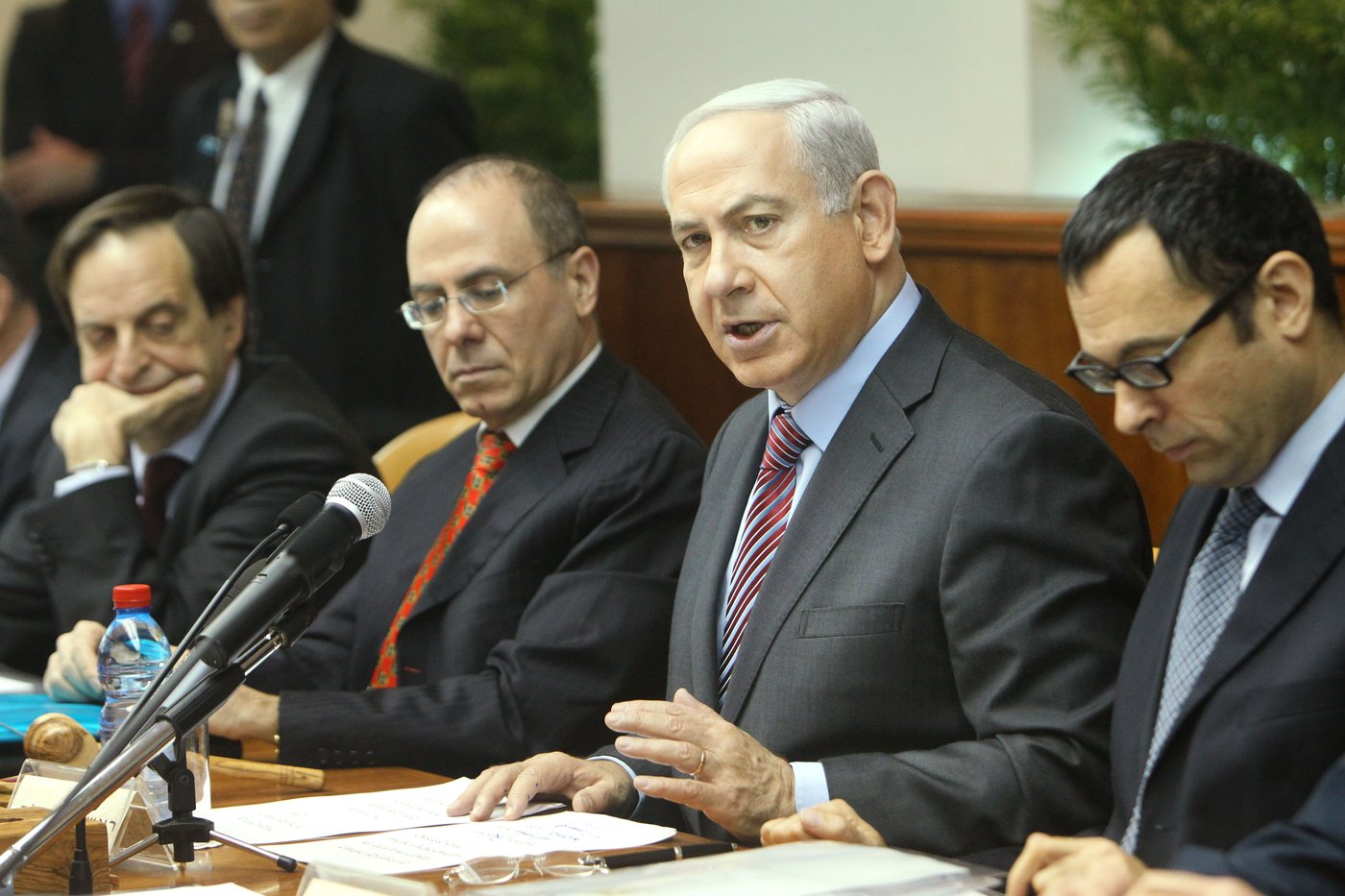 האוזר, נתניהו, שלום ומרידור