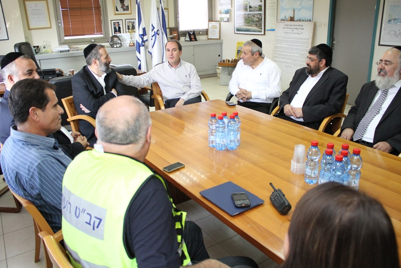 אריה דרעי ביקר בדרום, ונאלץ לתפוס מחסה