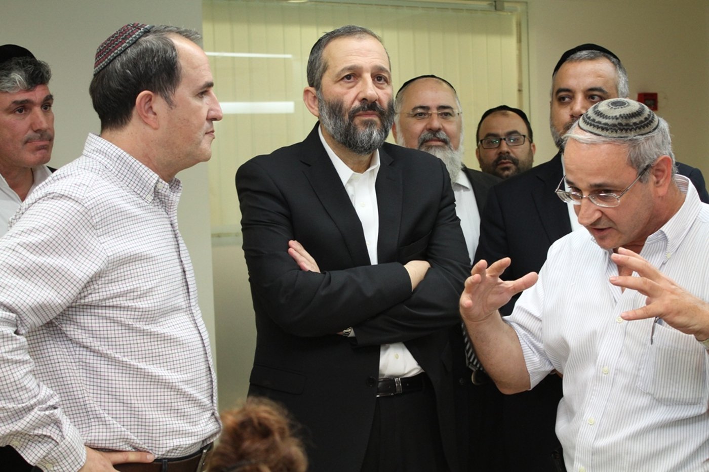 אריה דרעי ביקר בדרום, ונאלץ לתפוס מחסה