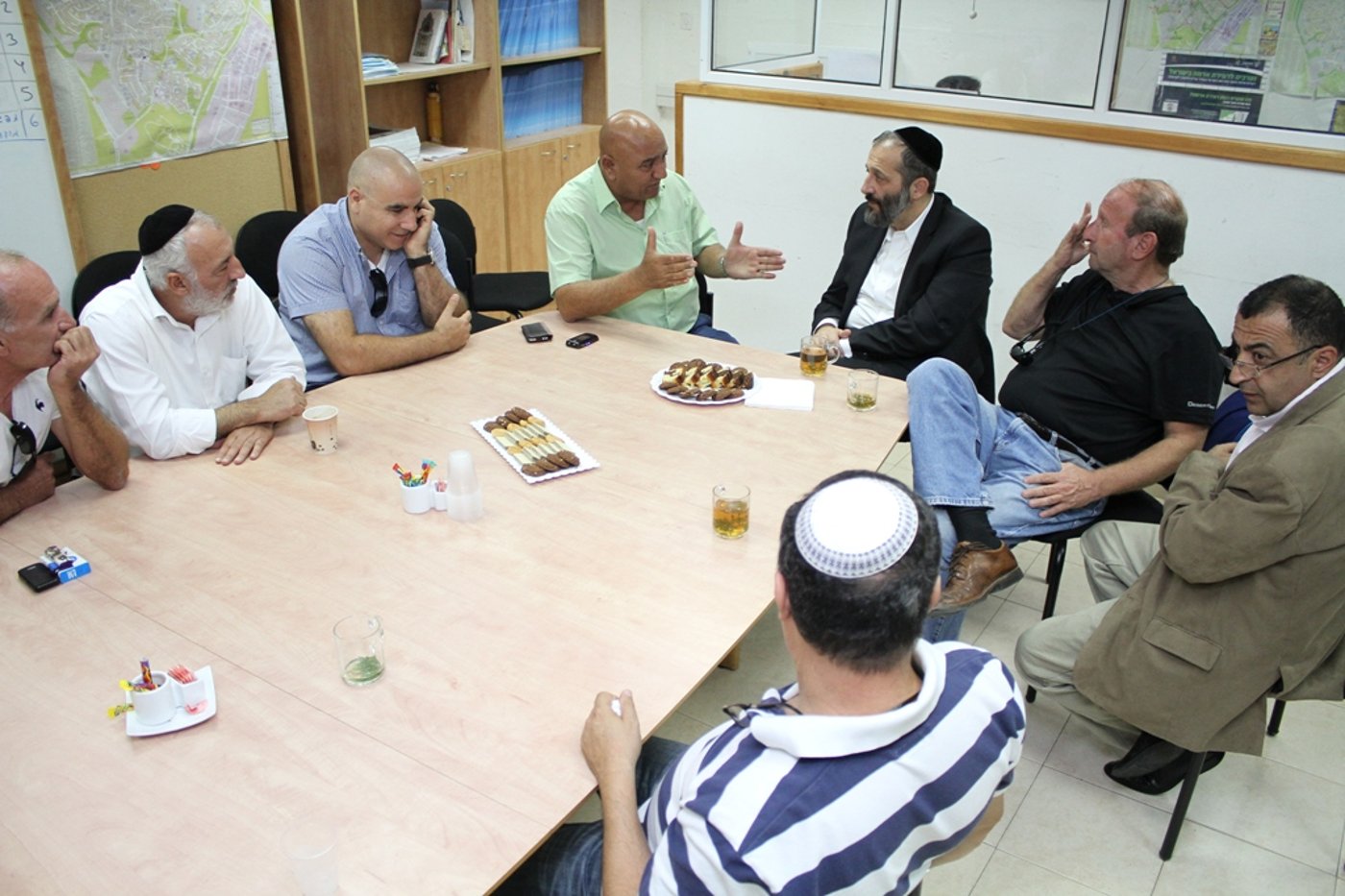 אריה דרעי ביקר בדרום, ונאלץ לתפוס מחסה