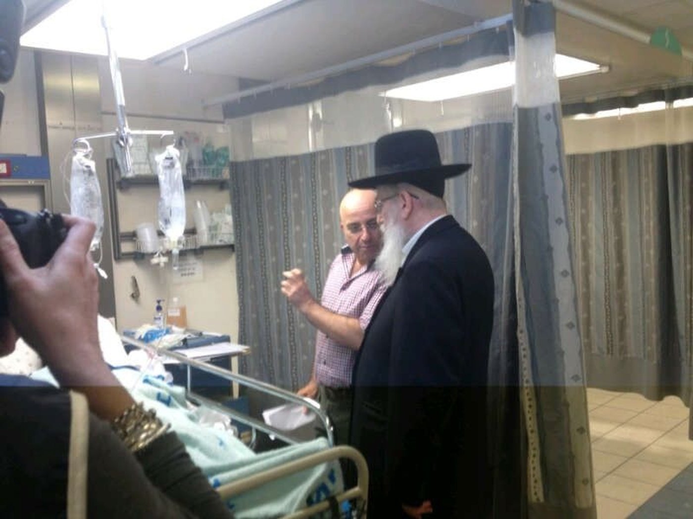 ליצמן ביקר את פצועי הפיגוע: "בוטחים בקדוש ברוך הוא"
