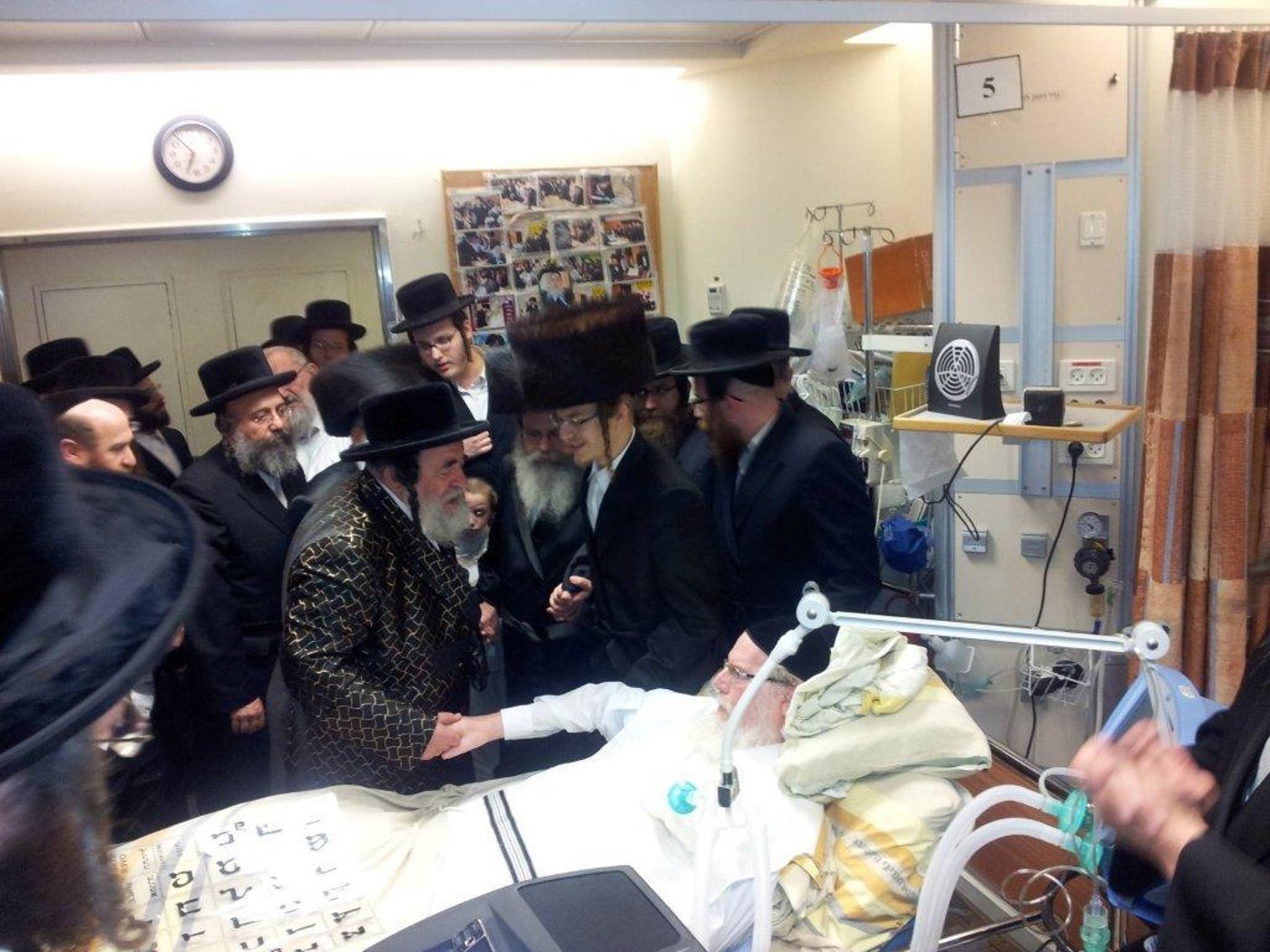 תיעוד: האדמו"ר מויז'ניץ ערך ביקור חולים מרגש