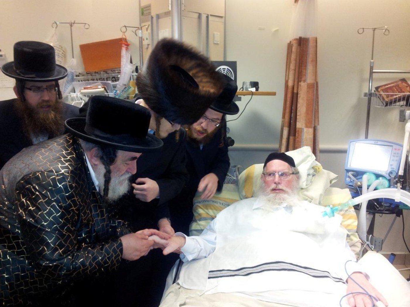 תיעוד: האדמו"ר מויז'ניץ ערך ביקור חולים מרגש