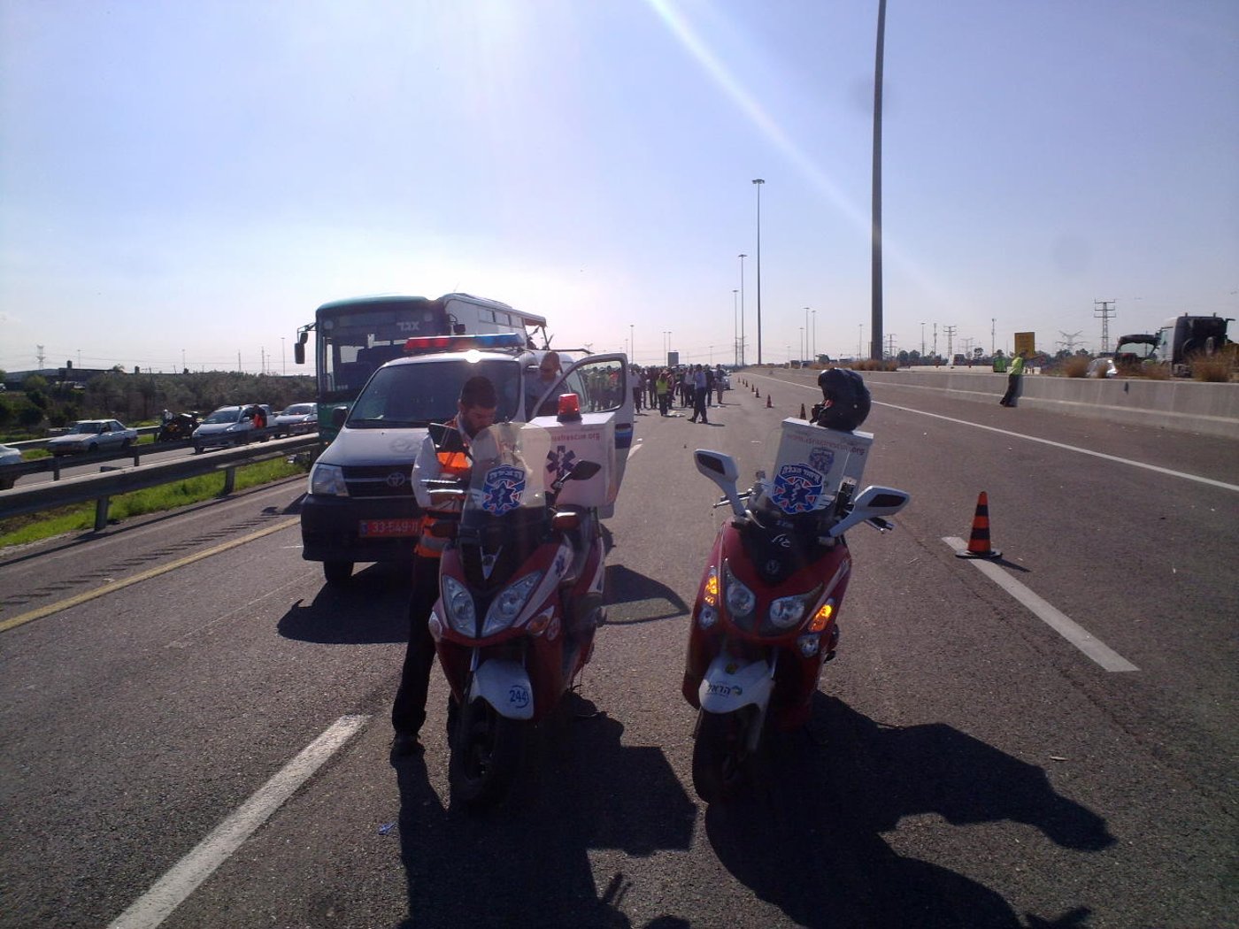 אסון בכביש: ברזלים מחצו אוטובוס, הרוג ופצוע קשה