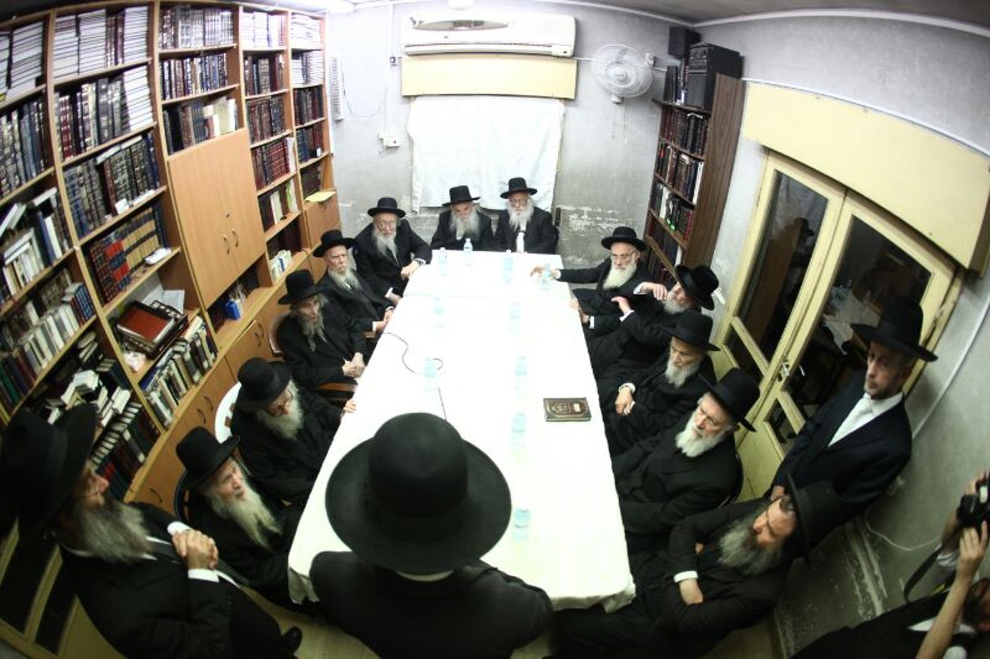 ישיבת 'המועצת' בבית מרן הגראי"ל שטיינמן.