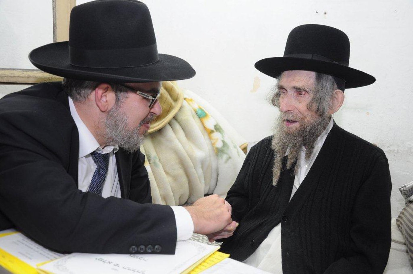הנציג החדש, יעקב אשר מקבל את ברכת מרן ראש הישיבה.
