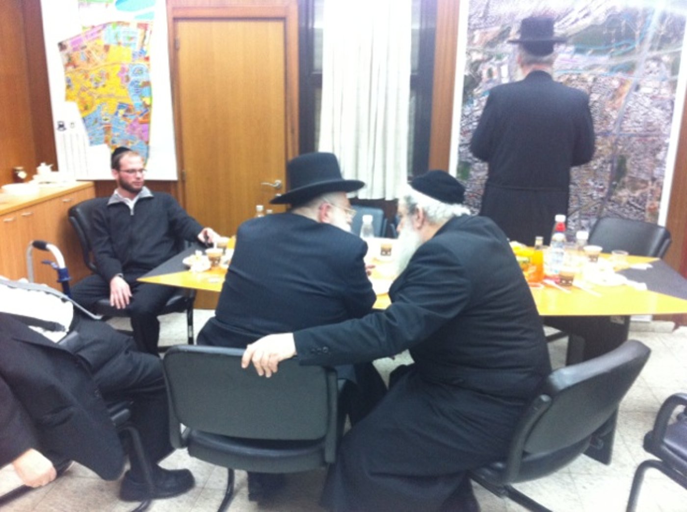 ישיבת אגודת ישראל, הערב