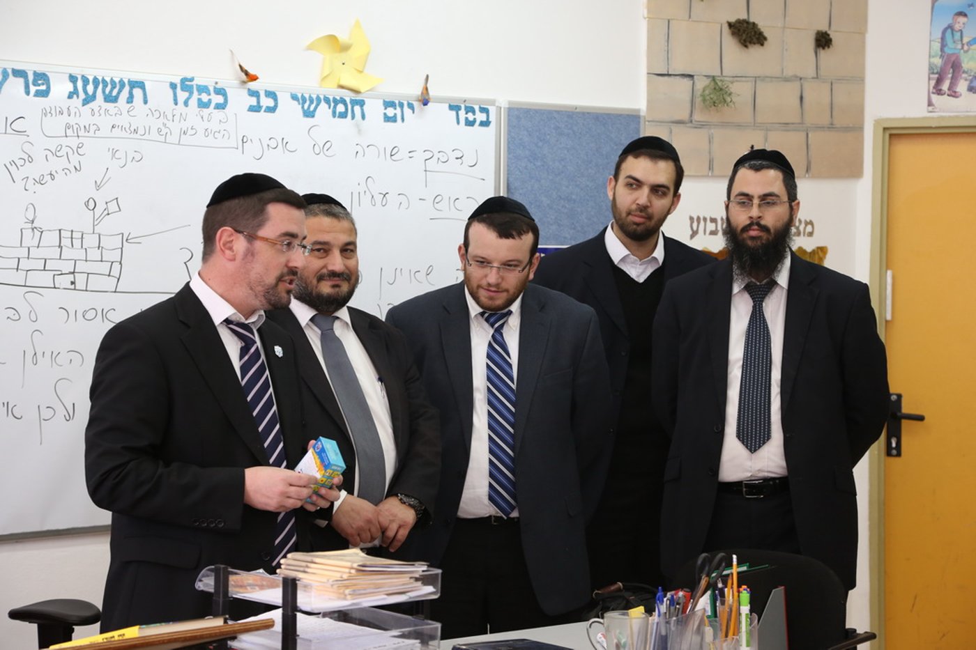 ילדי בית שמש הופתעו: נרות חנוכה והוראות בטיחות