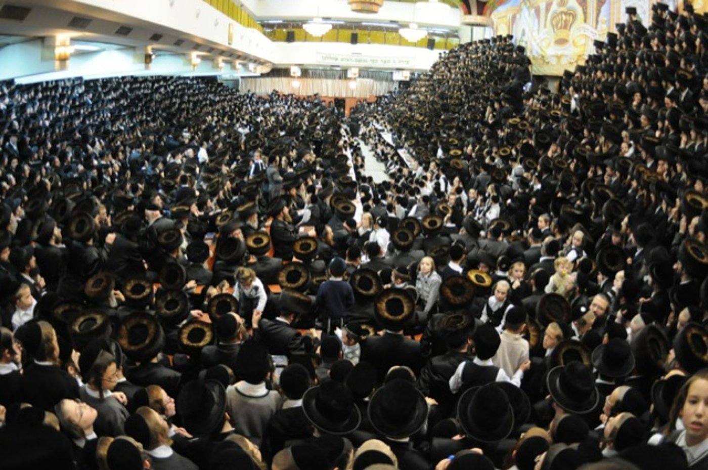 ,האלפים בהדלקה אמש בויז'ניץ.