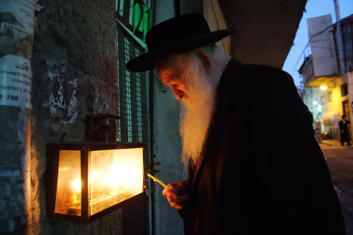 נר שלישי של חנוכה - במאה שערים ובכותל המערבי