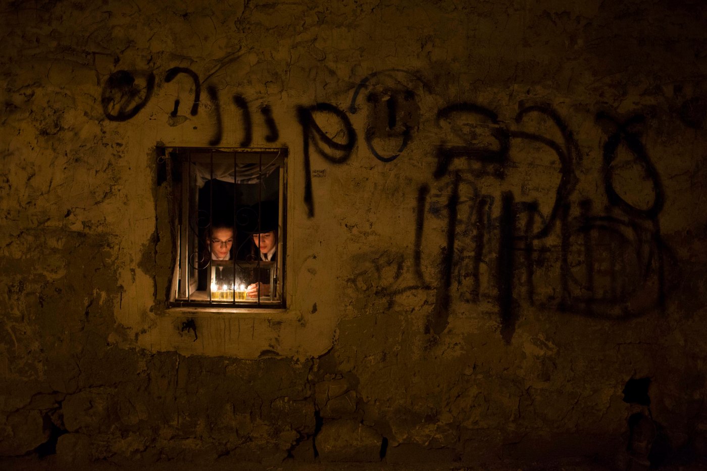 נר שלישי של חנוכה - במאה שערים ובכותל המערבי