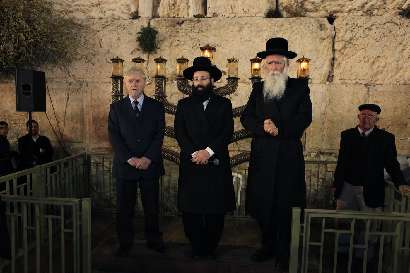 נר שלישי של חנוכה - במאה שערים ובכותל המערבי