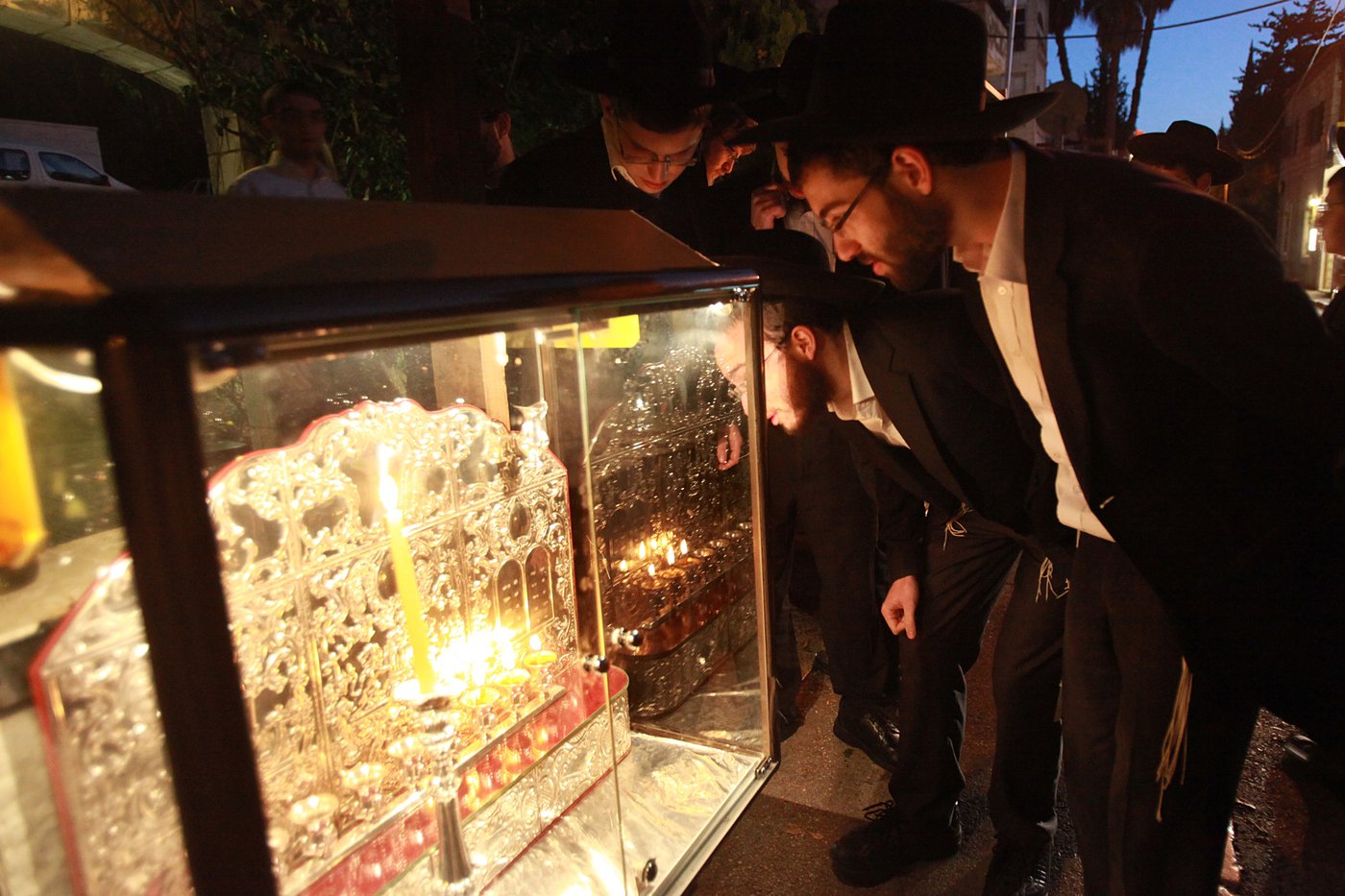 נר שלישי של חנוכה - במאה שערים ובכותל המערבי