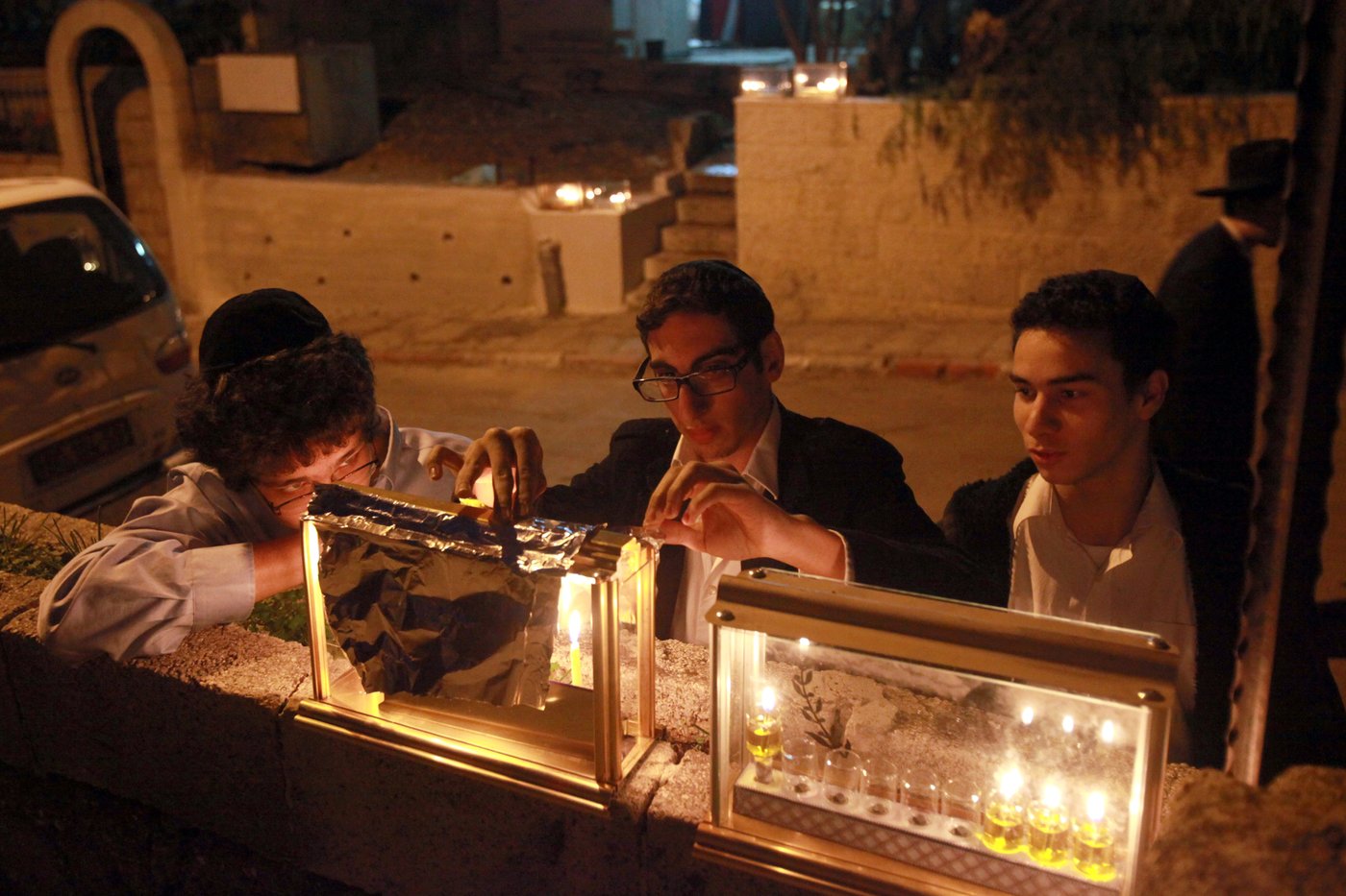 נר שלישי של חנוכה - במאה שערים ובכותל המערבי