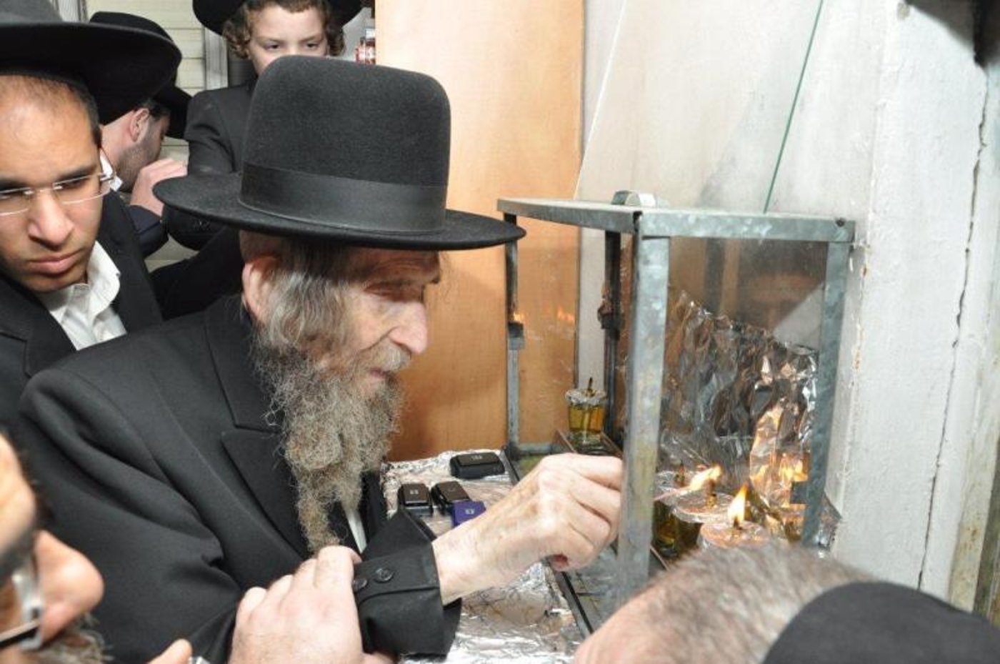 קֹדֶשׁ הֵם • נרות חנוכה עם גדולי ישראל, תיעוד מיוחד