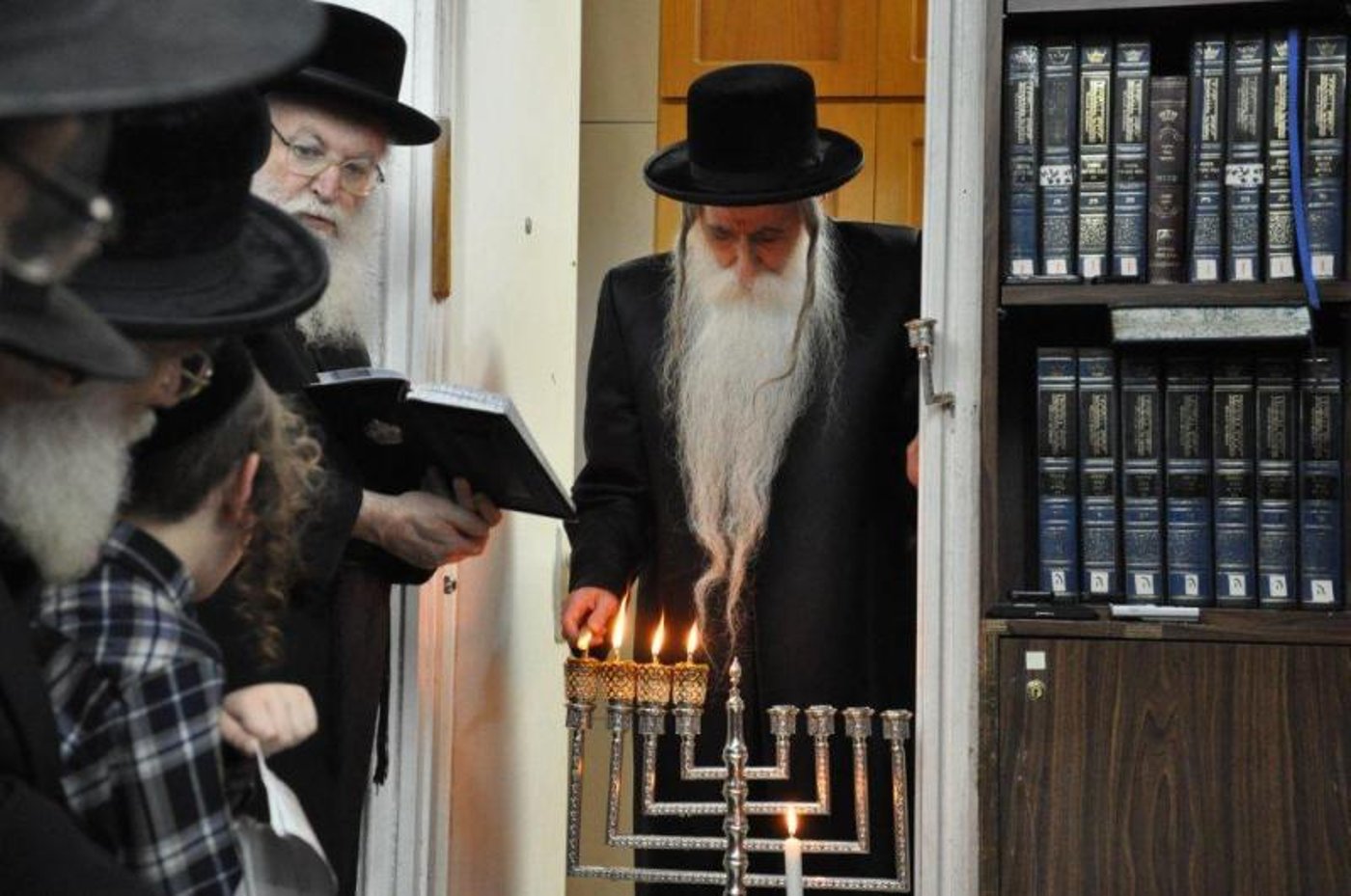 קֹדֶשׁ הֵם • נרות חנוכה עם גדולי ישראל, תיעוד מיוחד