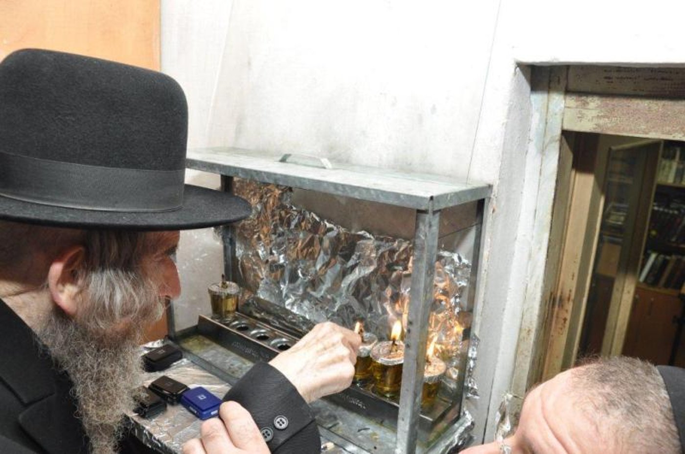 קֹדֶשׁ הֵם • נרות חנוכה עם גדולי ישראל, תיעוד מיוחד