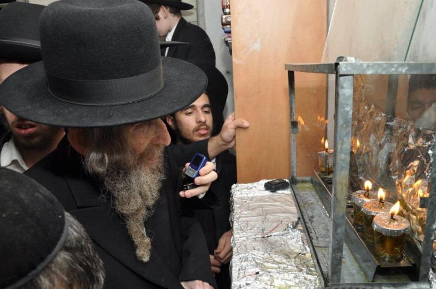 קֹדֶשׁ הֵם • נרות חנוכה עם גדולי ישראל, תיעוד מיוחד