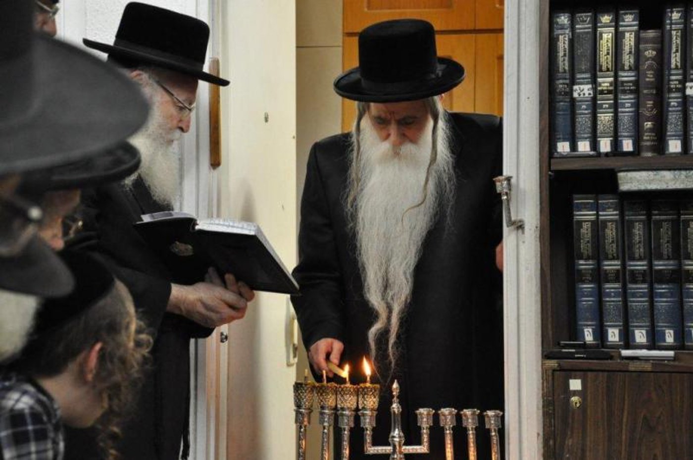 קֹדֶשׁ הֵם • נרות חנוכה עם גדולי ישראל, תיעוד מיוחד