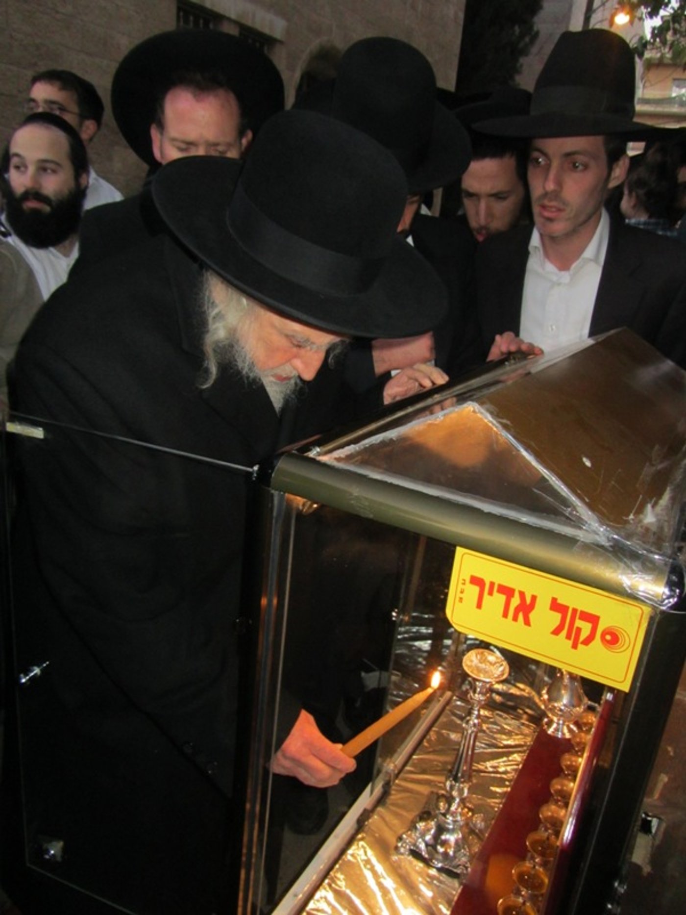 קֹדֶשׁ הֵם • נרות חנוכה עם גדולי ישראל, תיעוד מיוחד