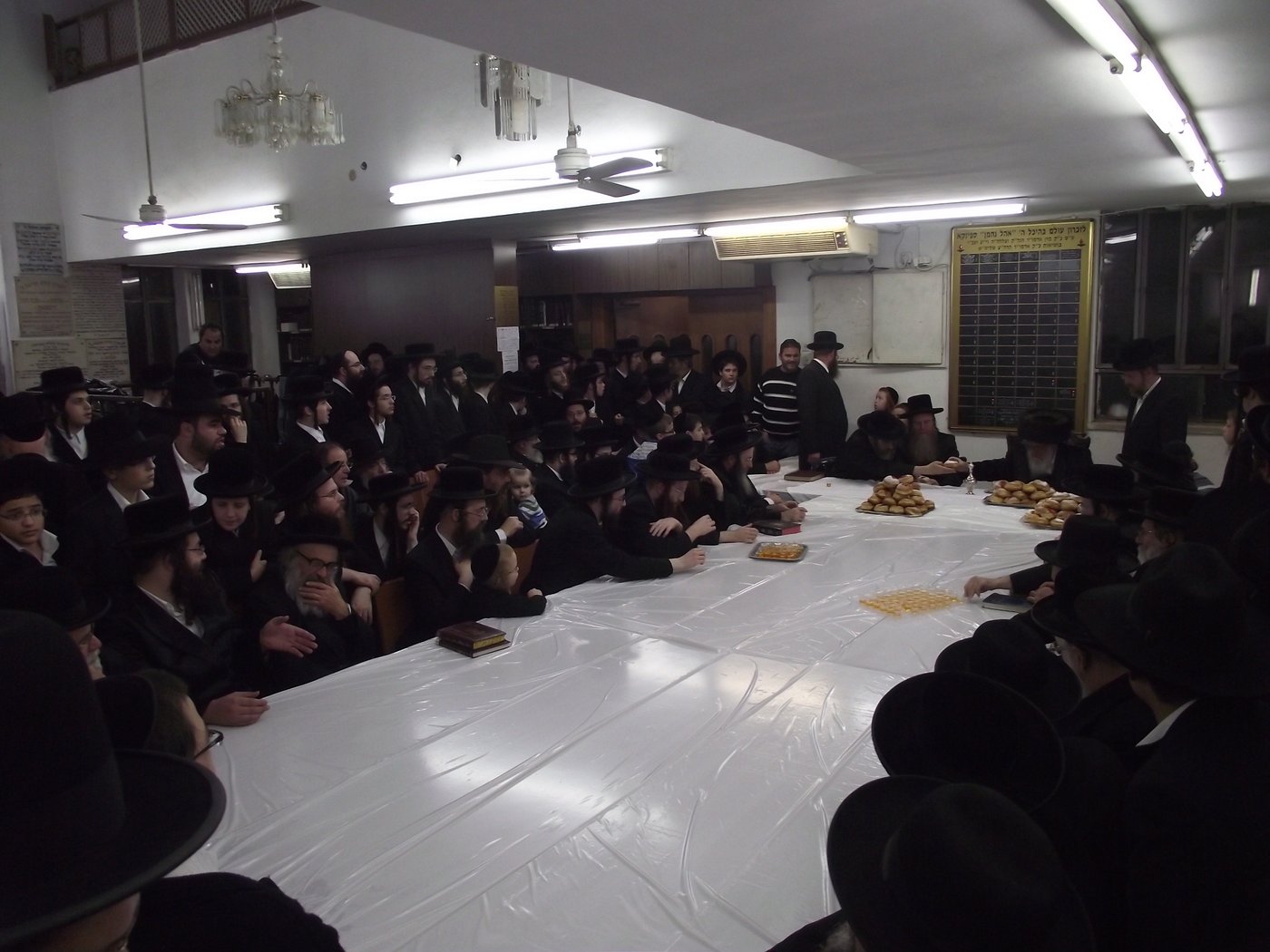 תיעוד: הדלקת נרות וטיש חנוכה בספינקא בני ברק