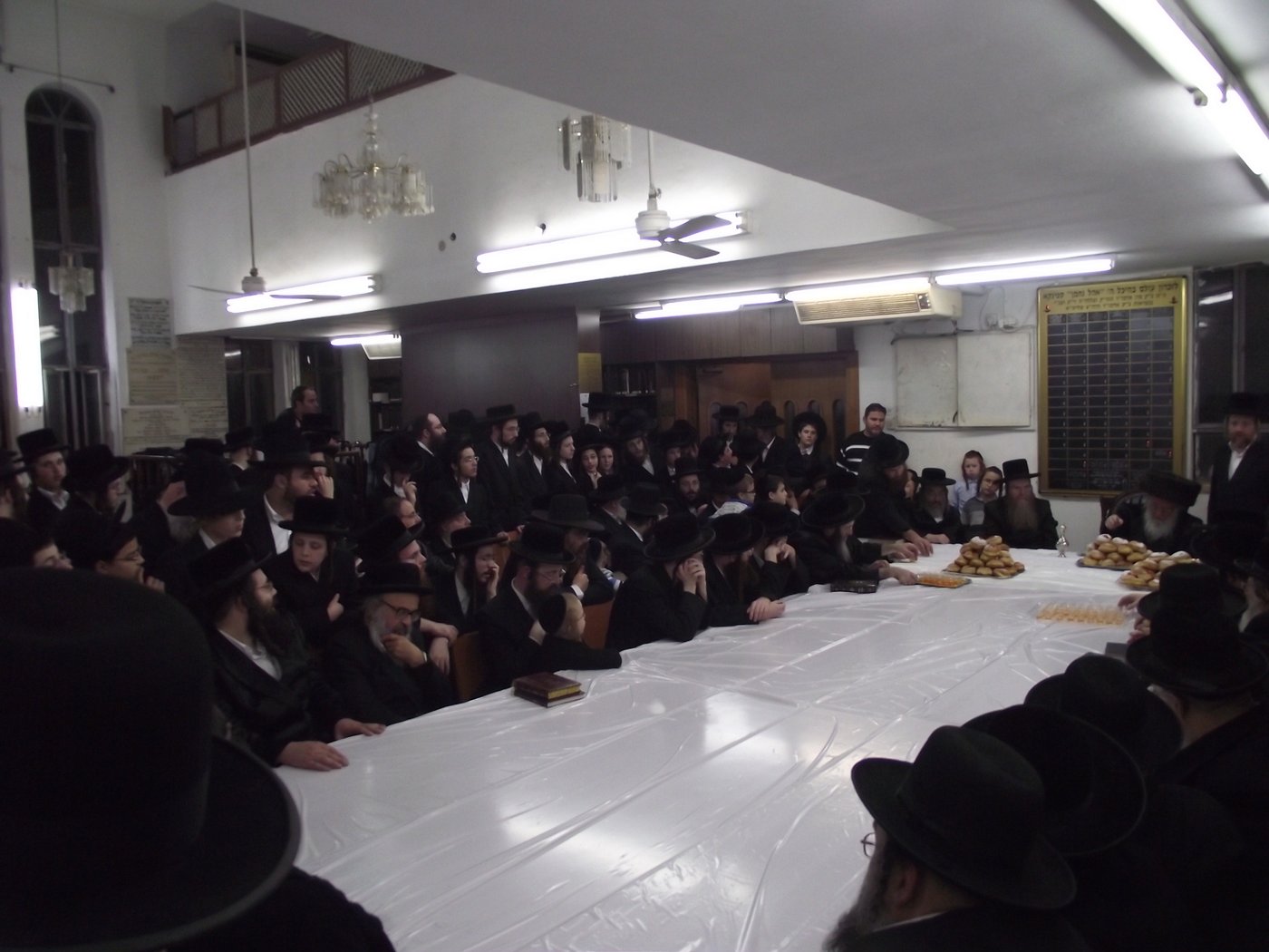 תיעוד: הדלקת נרות וטיש חנוכה בספינקא בני ברק