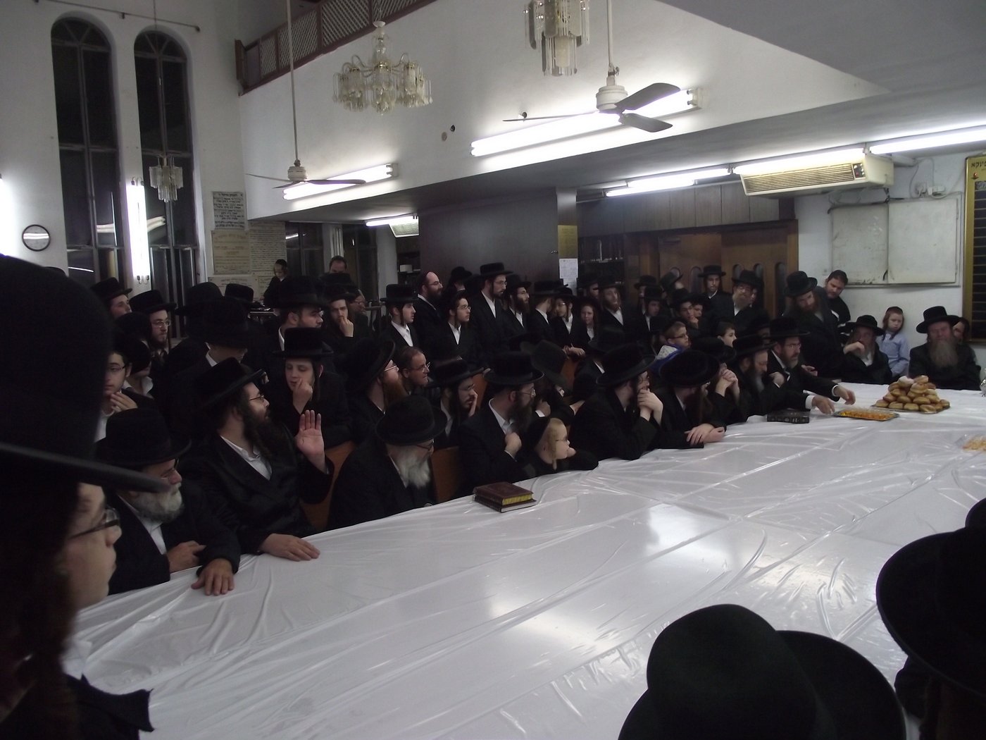 תיעוד: הדלקת נרות וטיש חנוכה בספינקא בני ברק