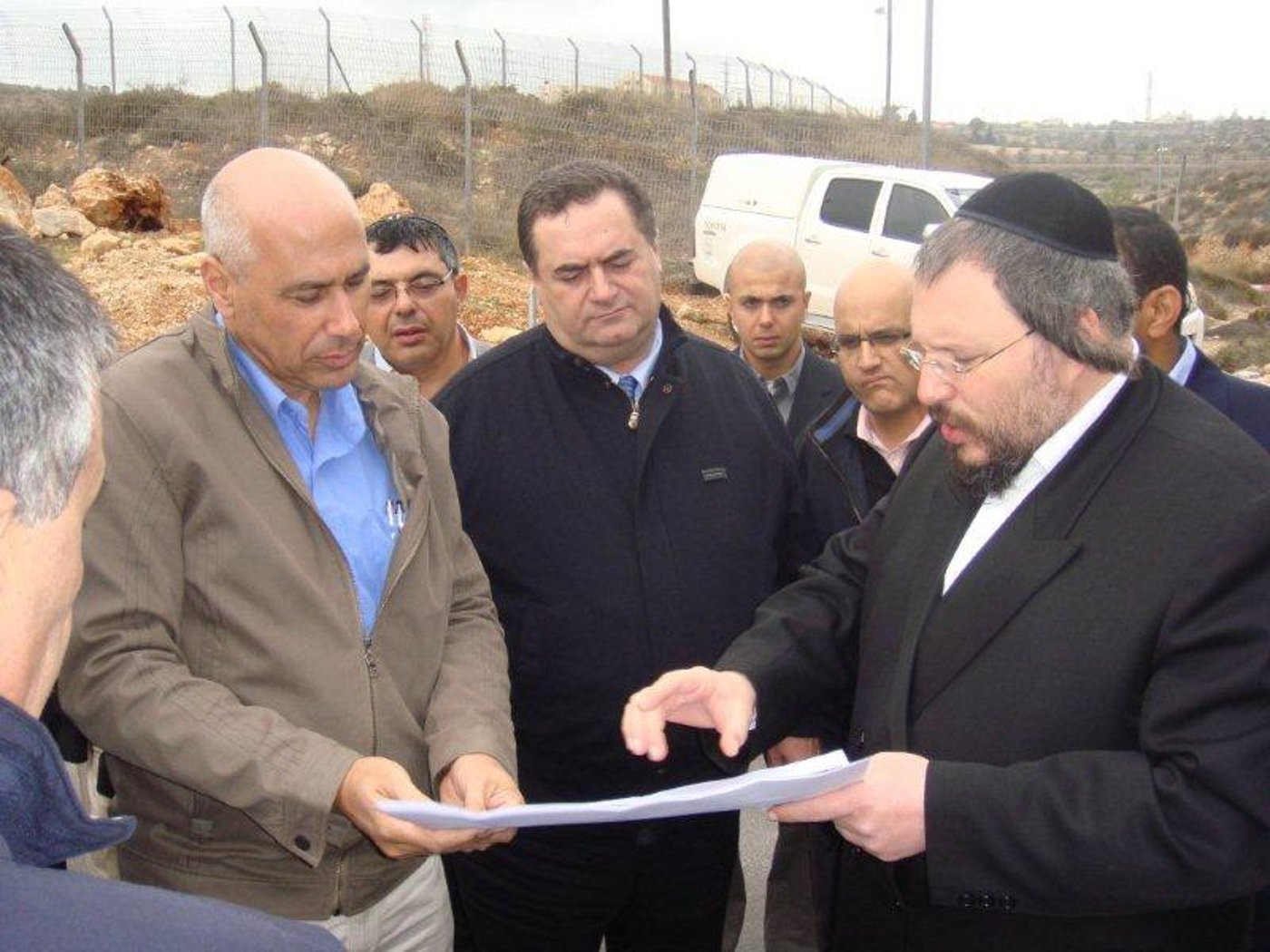 רובינשטיין וכץ מתבוננים בתוכניות